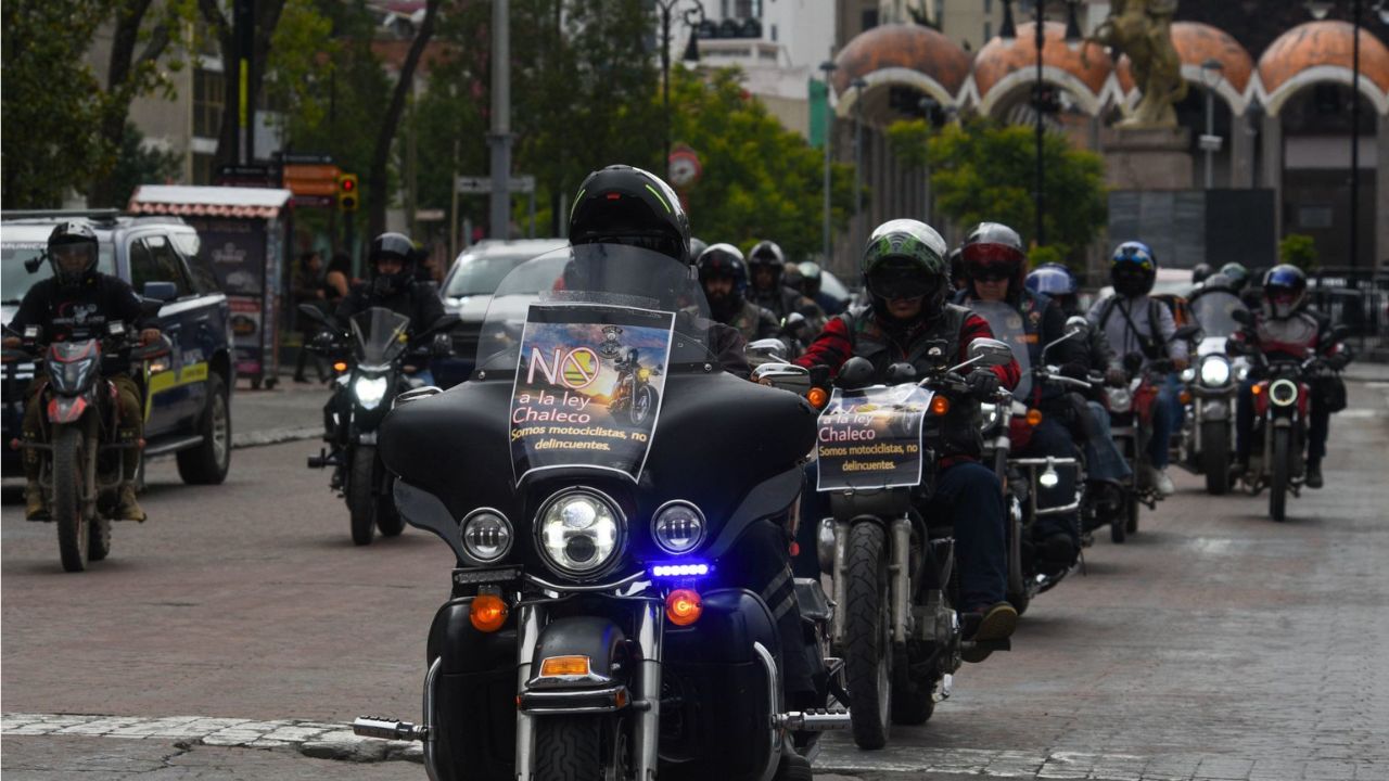Motociclistas ruedan por calles de Toluca 