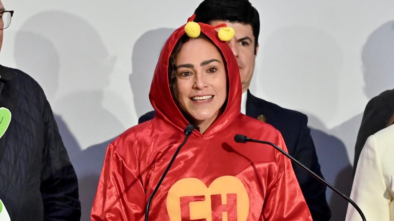 La diputada federal del PRI, Abigail Arredondo, presentó -con disfraz de "Chapulín colorado"- la "Ley anti chapulín".
