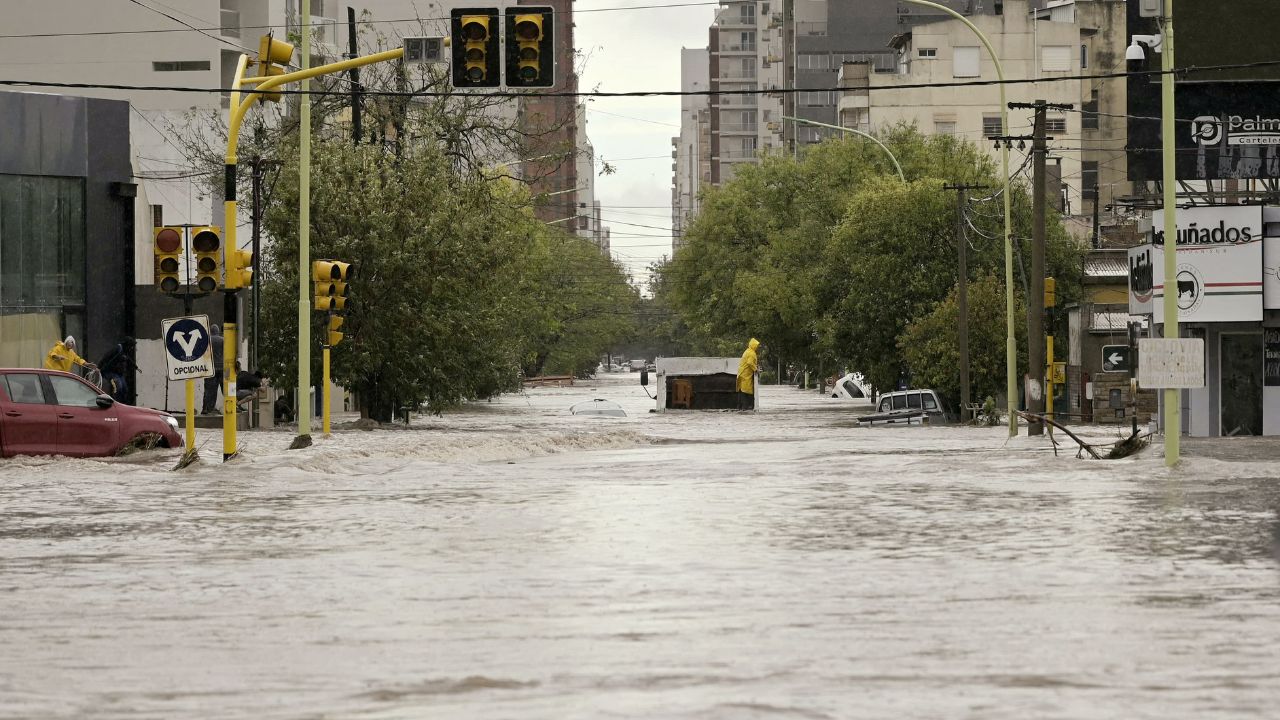 Diez personas murieron y más de mil 300 fueron evacuadas en Bahía Blanca, en el sur de la provincia de Buenos Aires, Argentina por fuertes lluvias que inundaron casas y hospitales, destruyeron caminos y llevaron a las autoridades a cortar el suministro eléctrico por seguridad.