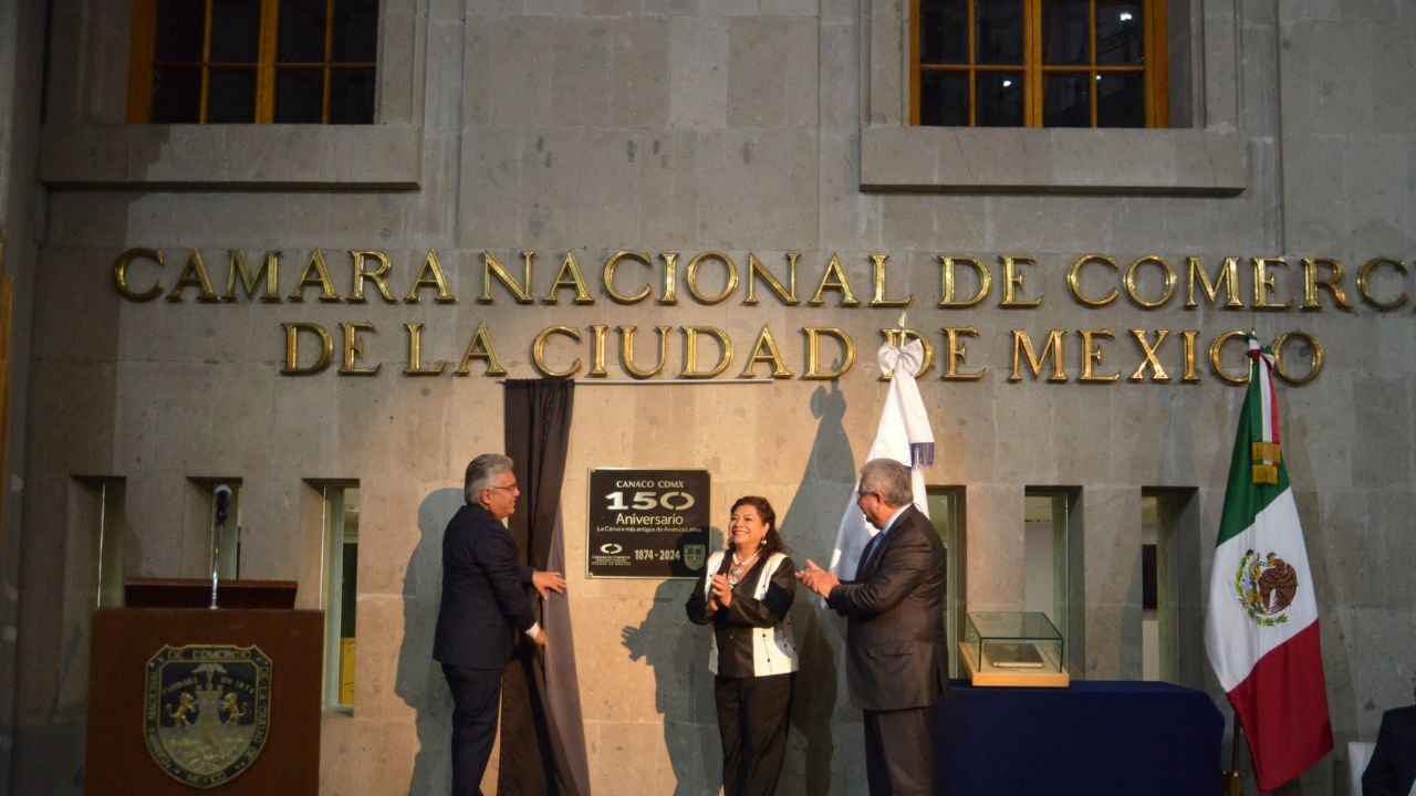 Develan placa conmemorativa por 150 años de Canaco CDMX