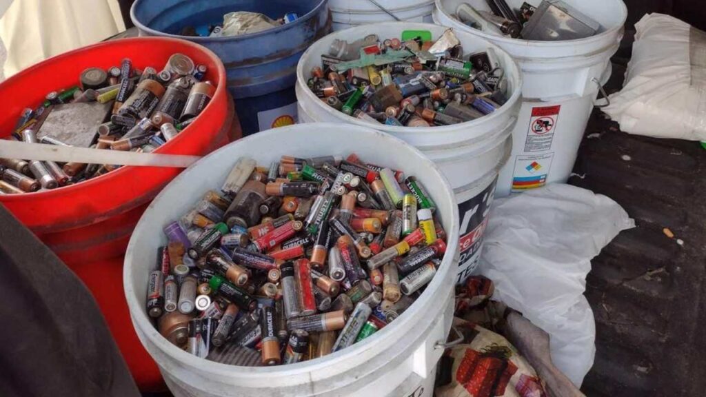 Las pilas deben ponerse en un contenedor de plástico y luego ser llevadas a los contenedores especiales o lugares que reciclan este tipo de objetos.