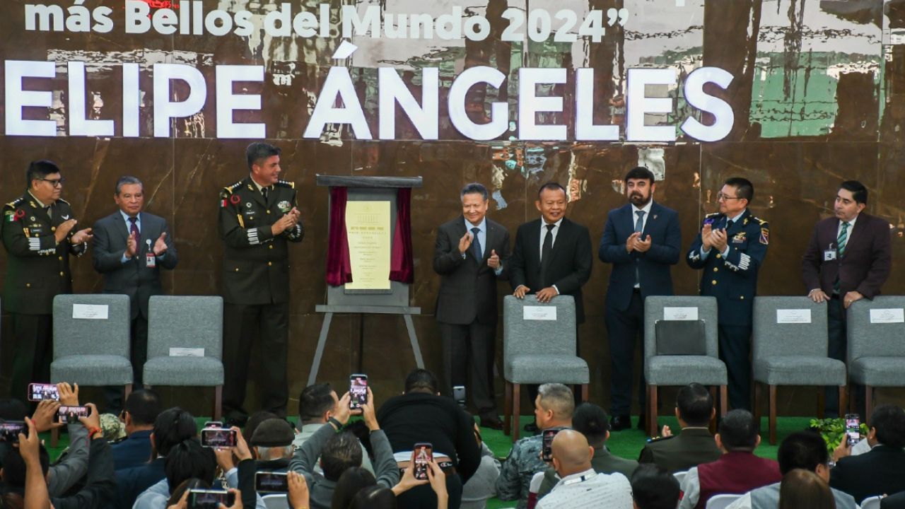 Placa de reconocimiento al AIFA