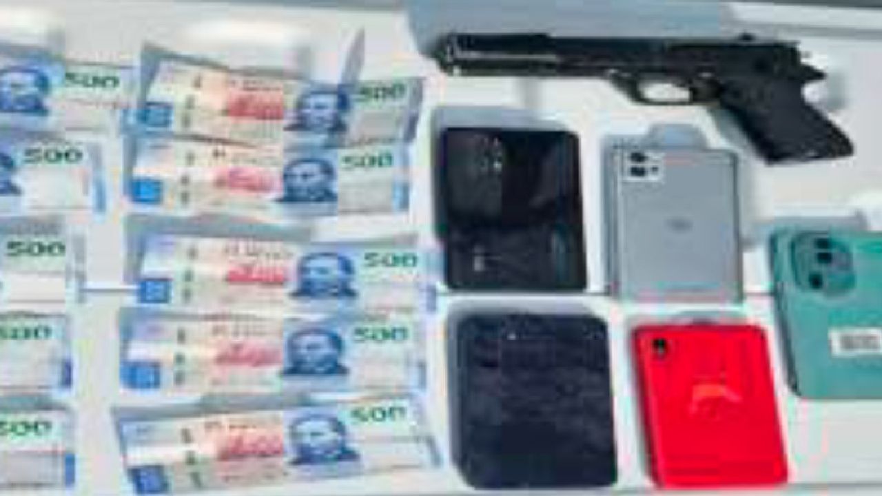 Con dinero en mano, tres presuntos extorsionadores fueron detenidos por presuntamente amenazar a un comerciante.