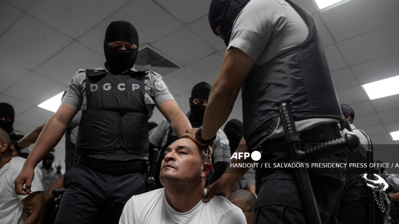 Venezuela tachó de "crimen de lesa humanidad" el envío de migrantes venezolanos a cárceles salvadoreñas deportados desde EU.