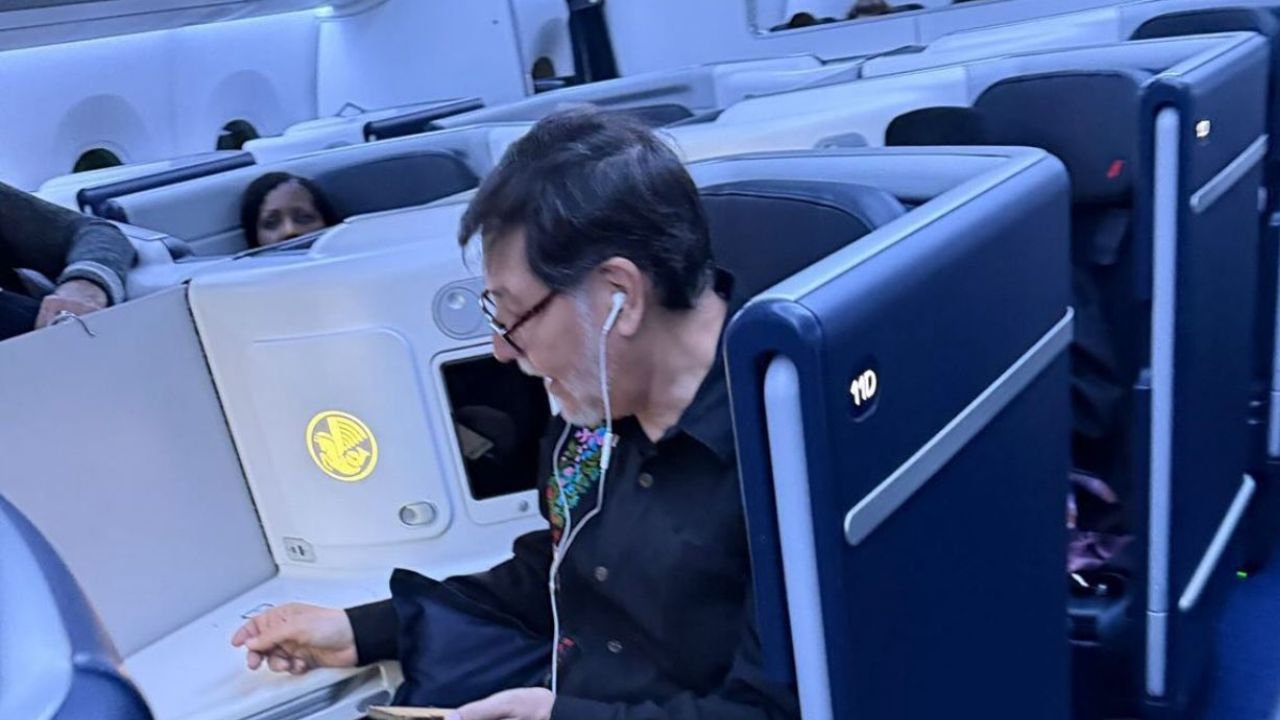 Fernández Noroña en avion de primera clase