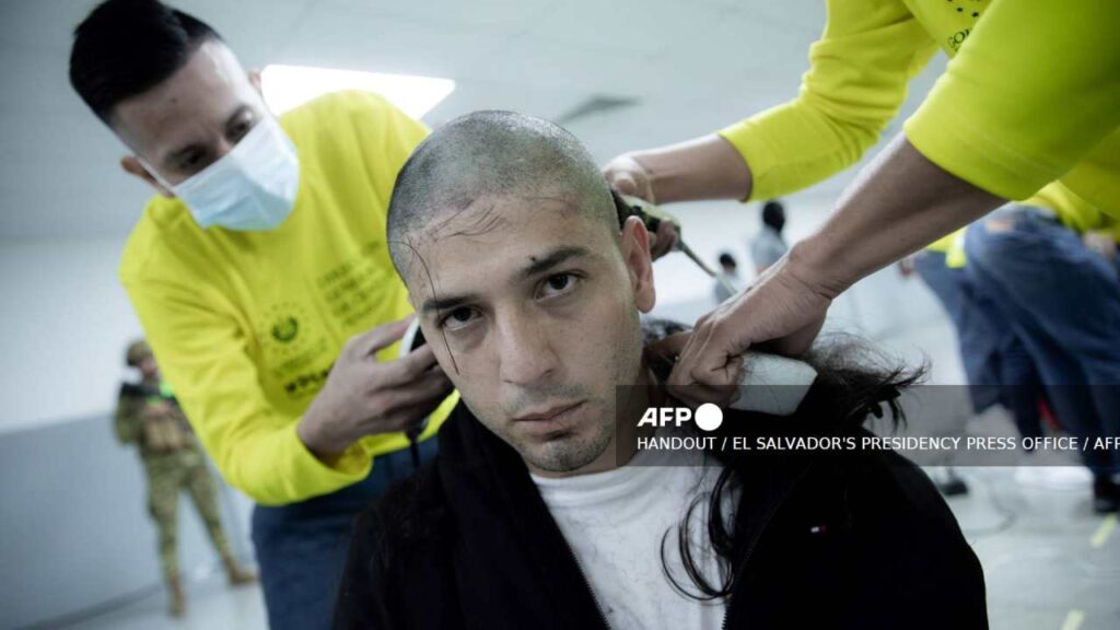 A los detenidos, una vez llegados a El Salvador, les raparon el cabello.