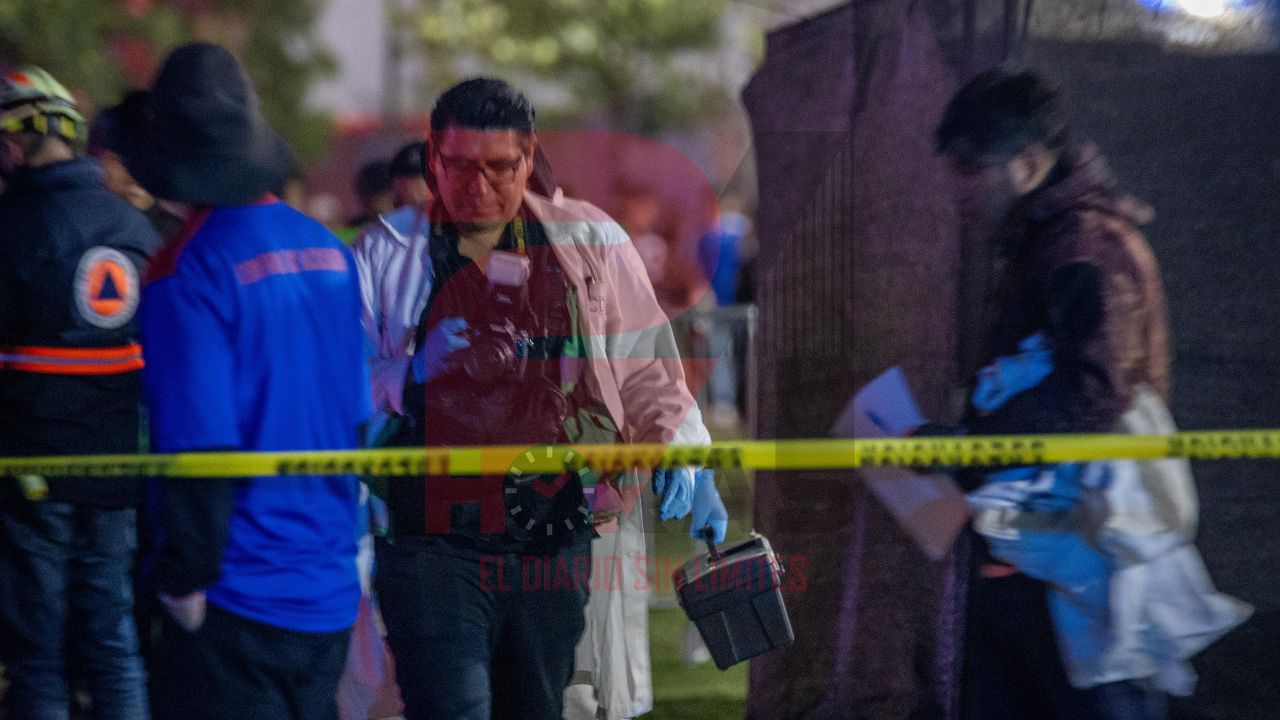 Agentes periciales acuden al Parque Bicentenario, caída de estructura metálica deja dos muertos en el Axe Ceremonia.