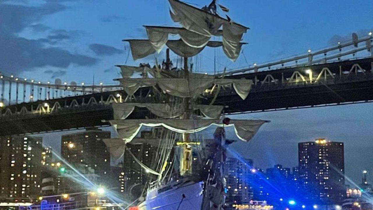 Durante las maniobras de zarpe, el buque de la Marina tuvo una colisión con el puente de Brooklyn.