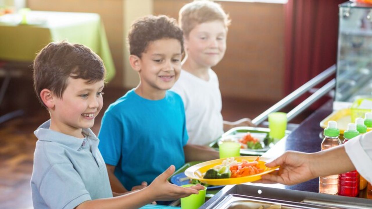 Entérate cómo y ante quién reportar a las escuelas que incumplan el programa Vive Saludable incumplan y no vendan comida saludable.