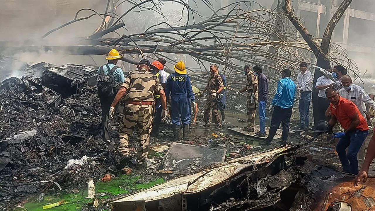 Rescatistas trabajando en el lugar donde se estrelló el vuelo 171 de Air India en una zona residencial cerca del aeropuerto de Ahmedabad.