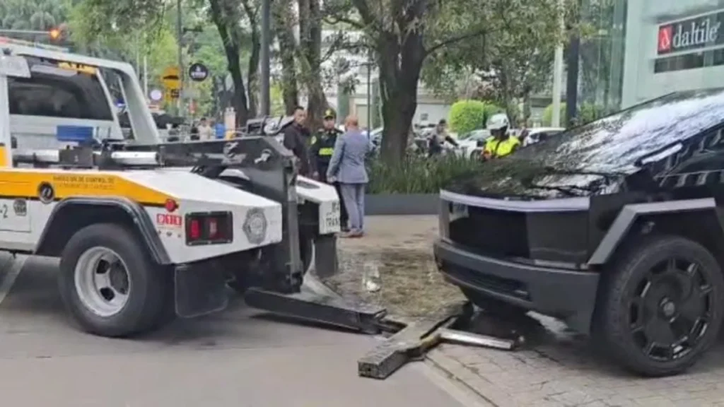Agentes de control de tránsito llevaron al corralón la Cybertruck del jugador del América Igor Lichnovsky, por estar mal estacionado.