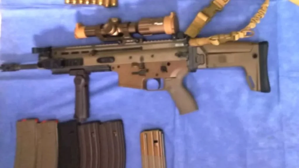 Tras detención del "Will" se aseguraron siete armas cortas, dos armas largas, también se localizaron cajas con cartuchos de diversos calibres, dosis de marihuana, básculas grameras una contadora de billetes y dinero en efectivo
