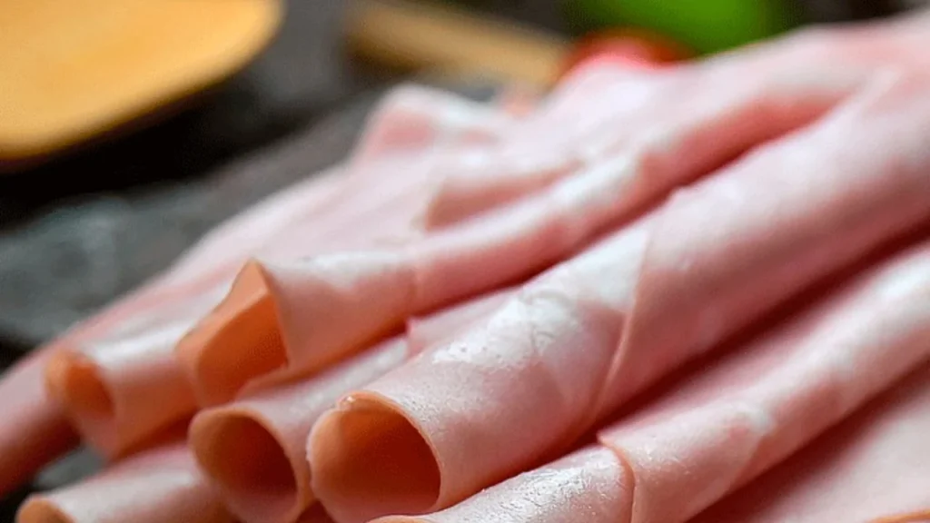 El ingrediente principal del jamón es la carne, ya sea de puerco, pavo o pollo