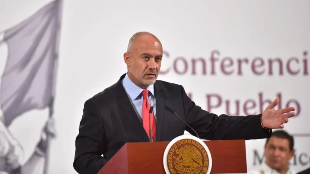 El Secretario Jesús Esteva Medina, firma las nuevas disposiciones  de la SICT para autotransporte 