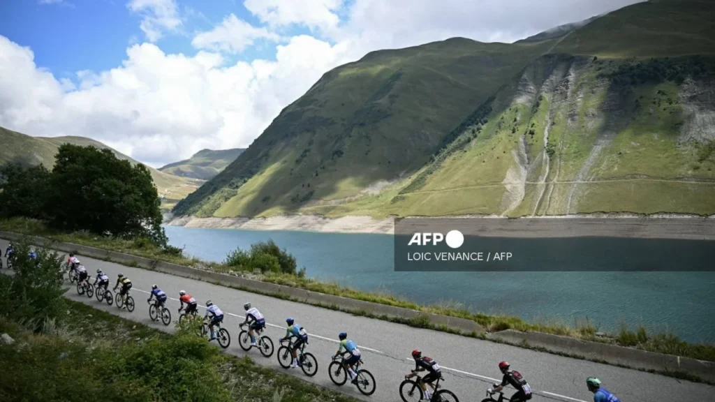 El pelotón pedalea cerca del Col de la Madeleine durante la 18.ª etapa de la 112.ª edición del Tour de Francia, una carrera ciclista de 171,5 km entre Vif y Courchevel Col de la Loze,