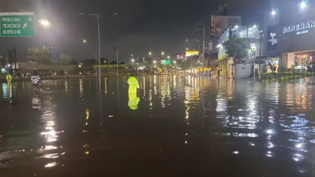 Equipos de emergencias laboraron para abatir los niveles de agua de un encharcamiento registrado en Calz. Ignacio Zaragoza, Col. Santa Martha Acatitla, Iztapalapa