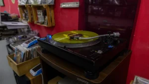 La pasión de Jaime por el vinilo comenzó en los 90, cuando a los 14 años buscaba música con su madre en el desaparecido Mixup de Zona Rosa.