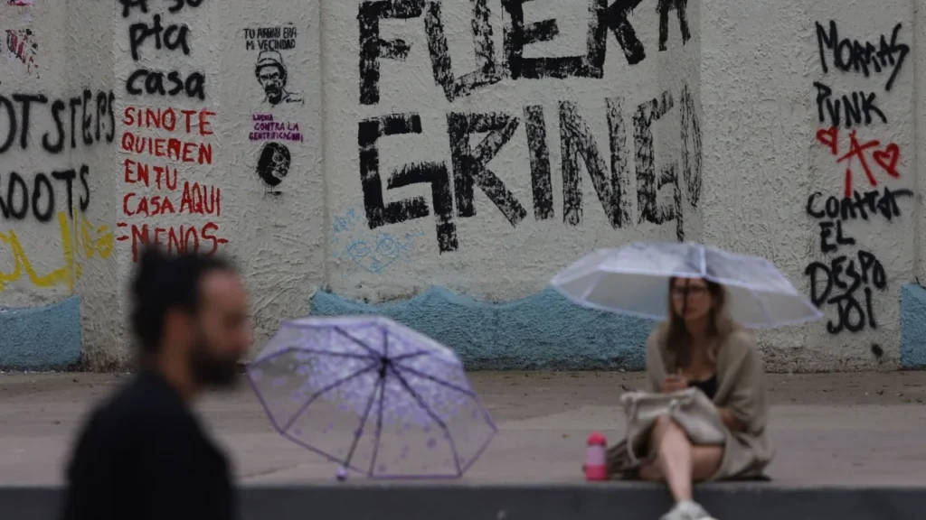 DHS responde con ironía a protesta por gentrificación en CDMX y pide a mexicanos autodeportarse