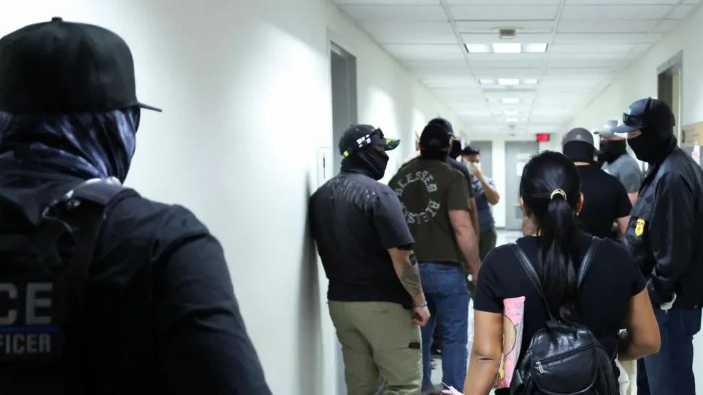 Cerca de 1.5 millones de migrantes abandonaron el país en lo que va del año, un éxodo explicado por deportaciones masivas y salidas voluntarias