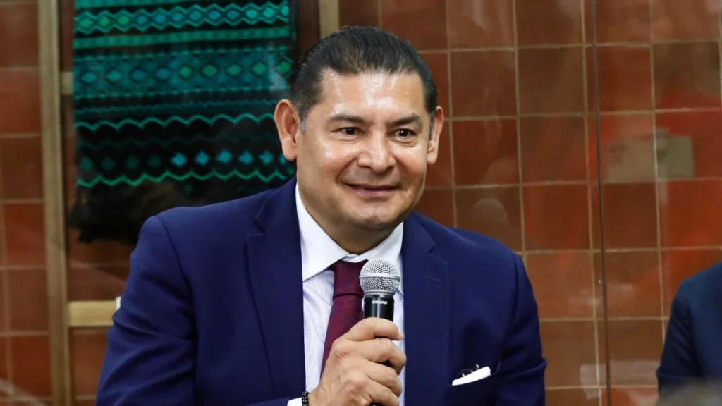 VISITA. El gobernador de Puebla, Alejandro Armenta, participó en una conferencia de prensa en la Ciudad de México.