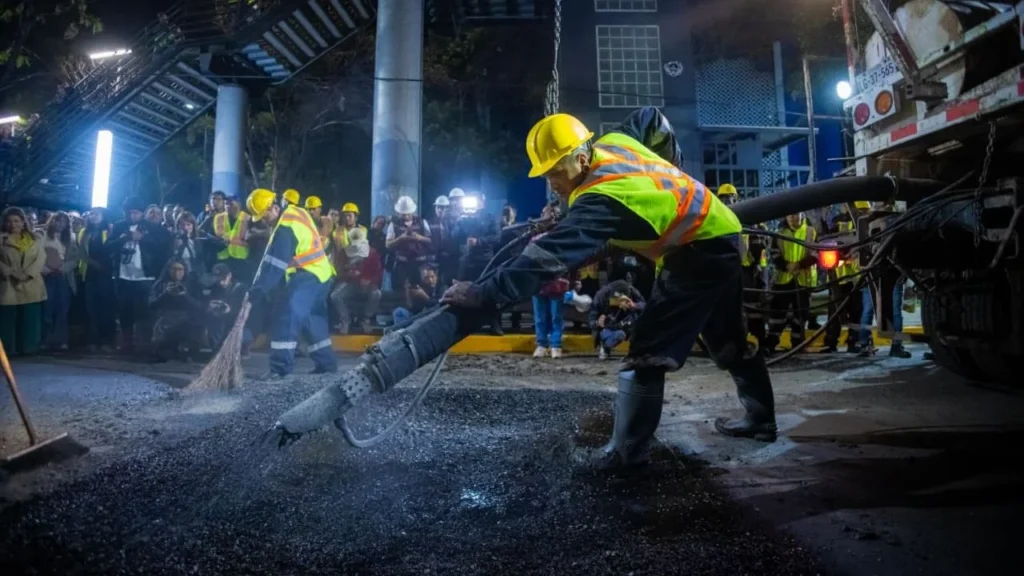 Autoridades capitalinas dan banderazo al programa de 'Bacheo Nocturno' en la CDMX.