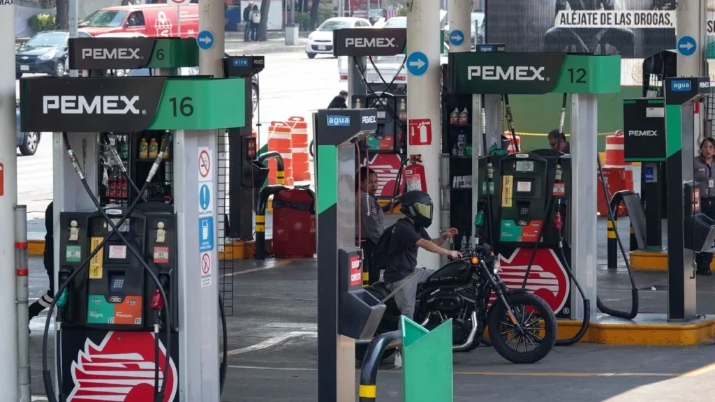 Fitch eleva la calificación de Pemex