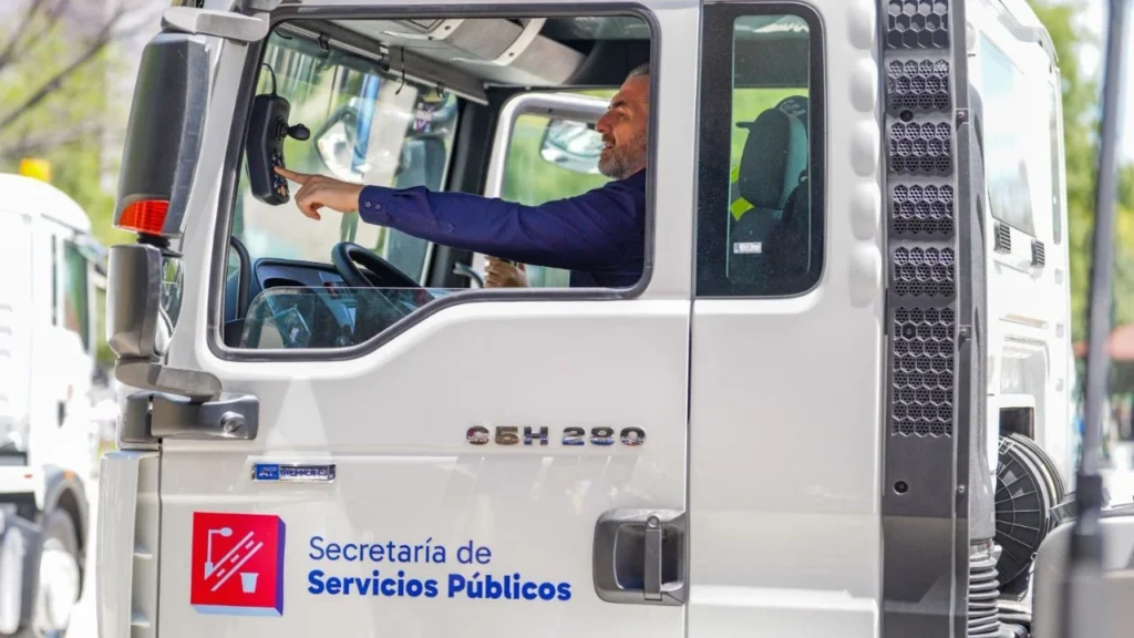 El alcalde de Monterrey, Adrián de la Garza, a bordo de una barredora de Servicios Públicos.