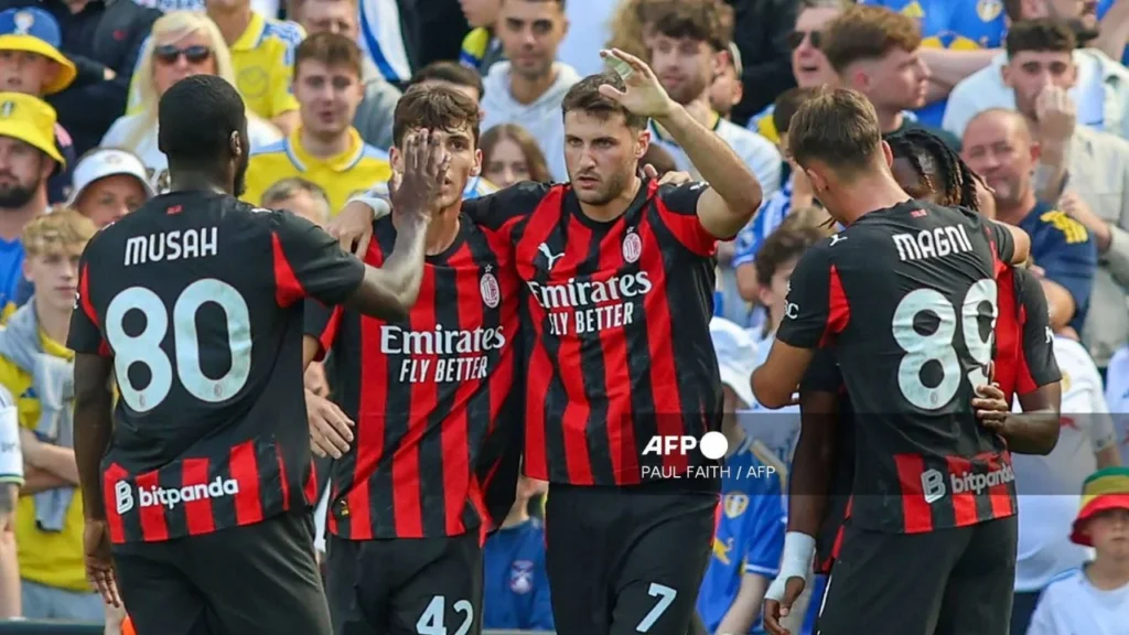 Santiago Giménez volvió al gol con el Milan tras un partido amistoso en Irlanda.