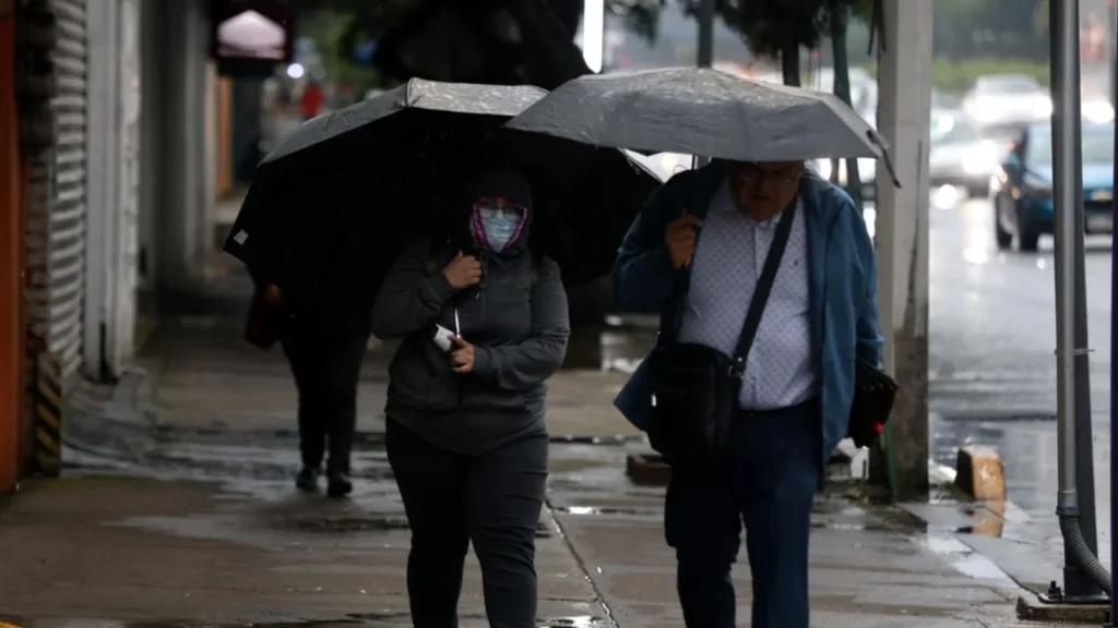 Activan doble alerta por intensificación de lluvias en CDMX.