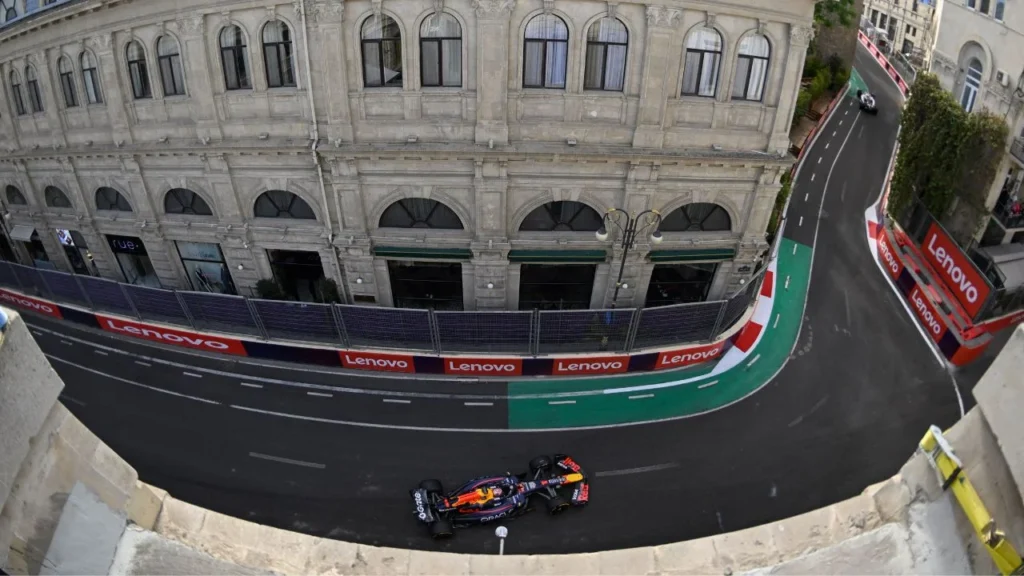 Max Verstappen impuso su experiencia secundado por dos invitados inesperados, Sainz y Lawson