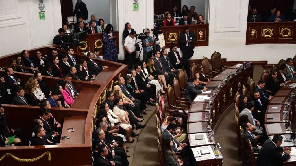 Histórico. Por primera vez, 137 jueces y magistrados electos por voto popular, que atenderán casos pendientes del PJ, rindieron protesta en el Congreso de la Ciudad de México durante una sesión solemne.
