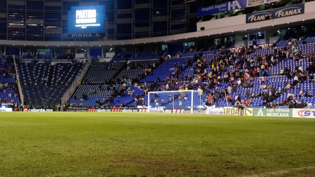 Debido a la tormenta eléctrica y lluvia constante en la zona del Estadio Cuauhtémoc, el partido entre Puebla y Guadalajara se reprogramó.