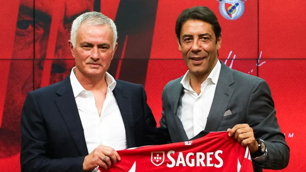 La directiva del Benfica presentó a José Mourinho como nuevo entrenador del equipo portugués para esta campaña.