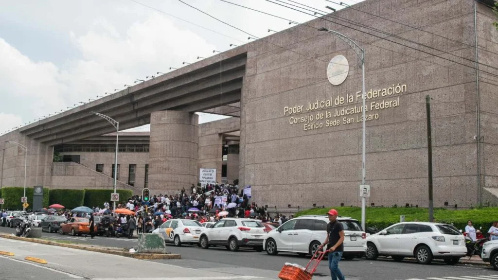  El documento considera un salario y prestaciones brutas anuales por encima de los 4 millones de pesos.