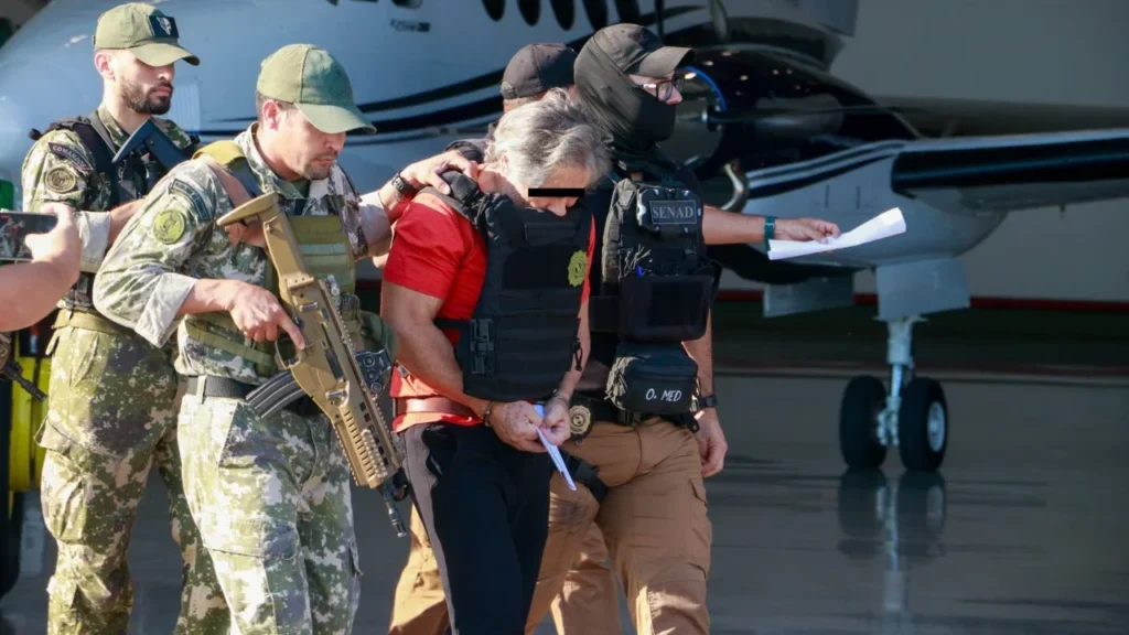 Paraguay expulsó a Bermúdez Requena, líder de "La Barredora"; Gabinete de Seguridad ya lo escolta a México para ingresarlo en el Altiplano.