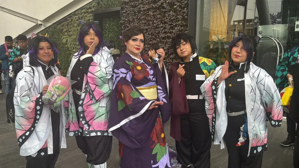 Al evento acudieron cientos de fans de la saga de Demon Slayer ataviados con los cosplay de sus personajes favoritos.