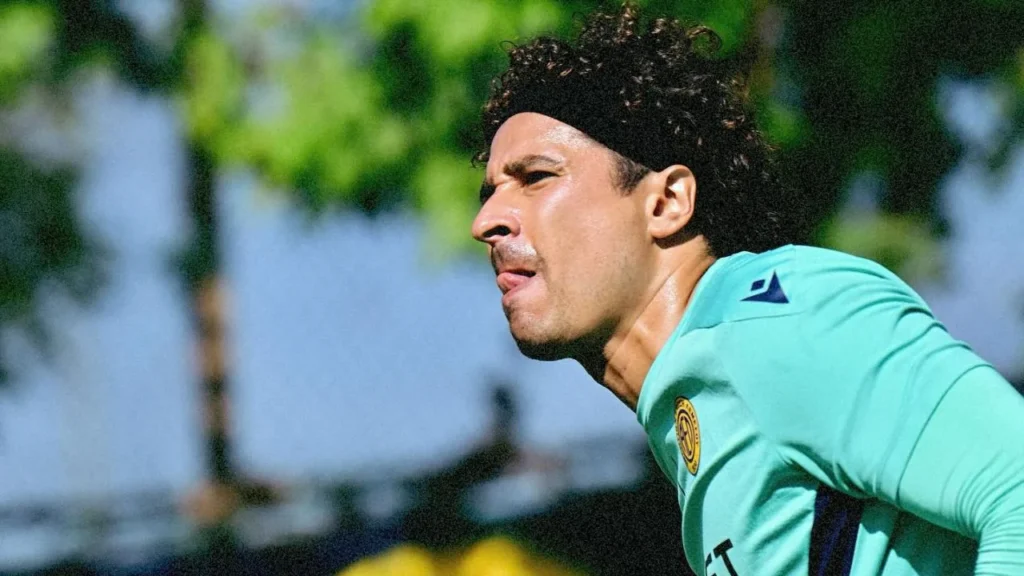 De manera inesperada y como parte de su debut, Guillermo Ochoa cayó goleado con el AEL Limassol por cinco goles a cero.