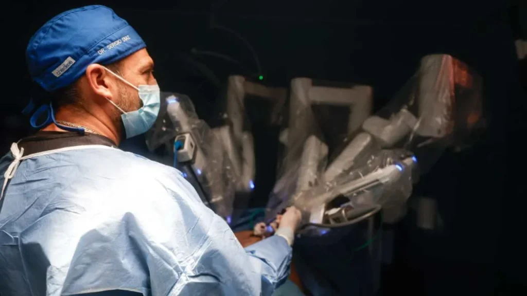 En el Hospital General de Saltillo, Coahuila, se llevaron a cabo las primeras dos cirugías realizadas con uno de los seis nuevos robots Da Vinci.