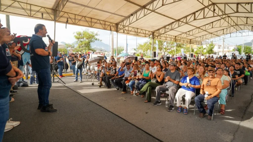 El alcalde De la Garza, acompañado por su esposa y presidenta del DIF Municipal, Gaby Oyervides, encabezó la entrega de lentes a la comunidad de Monterrey.