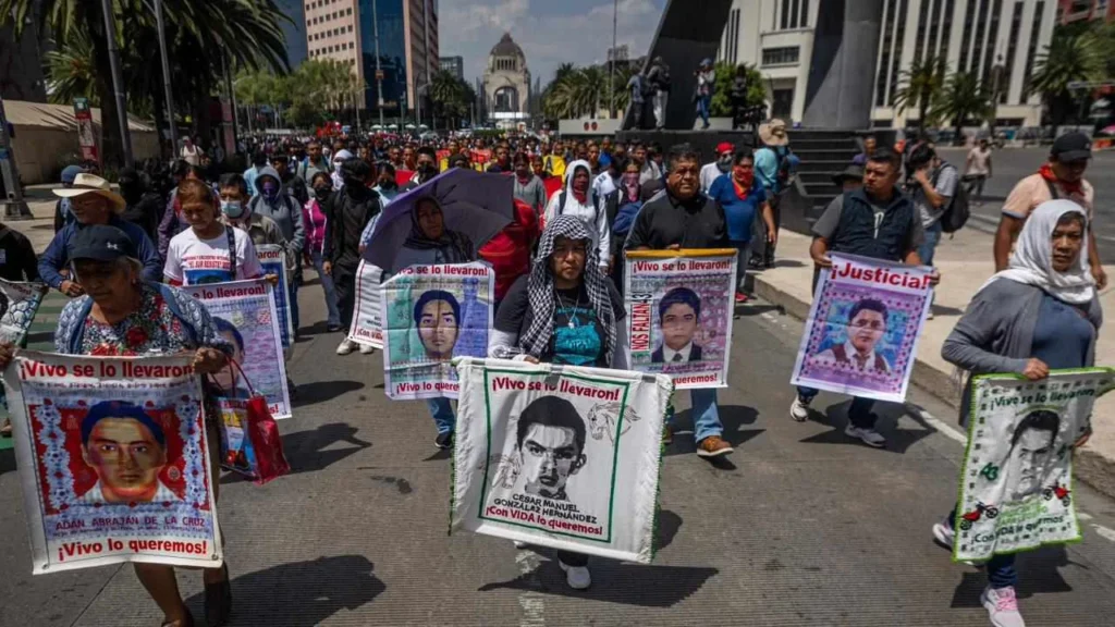 Normalistas de Ayotzinapa protestan en la Secretaría de Relaciones Exteriores (SRE).