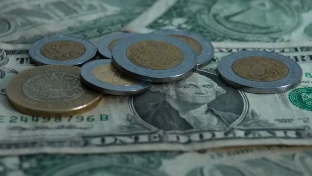 El peso mexicano vivió una jornada volátil pero logró cerrar con una clara apreciación, frente al dólar estadounidense.