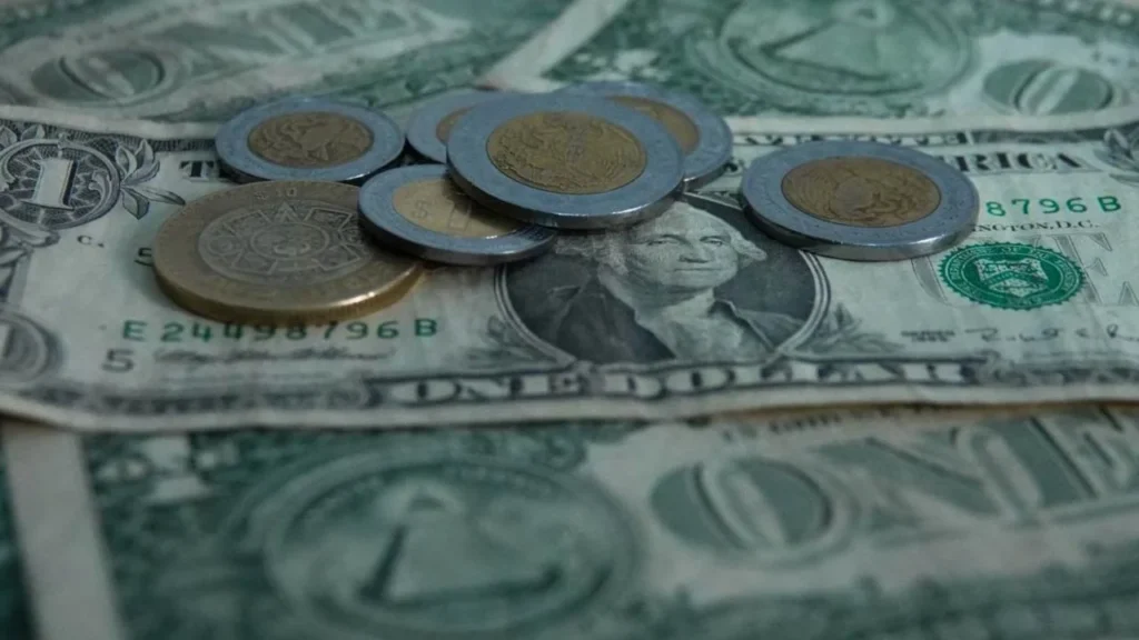 En ventanillas bancarias, el dólar al menudeo se ofreció en 18.94 pesos en Banamex, 14 centavos menos que el día previo.