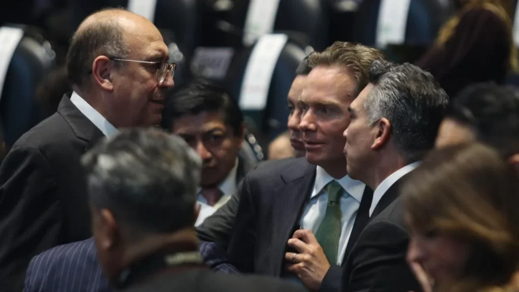 Legisladores del grupo parlamentario PRI interrumpieron la Sesión del Congreso General de la Cámara de Diputados con megáfonos y pancartas.
