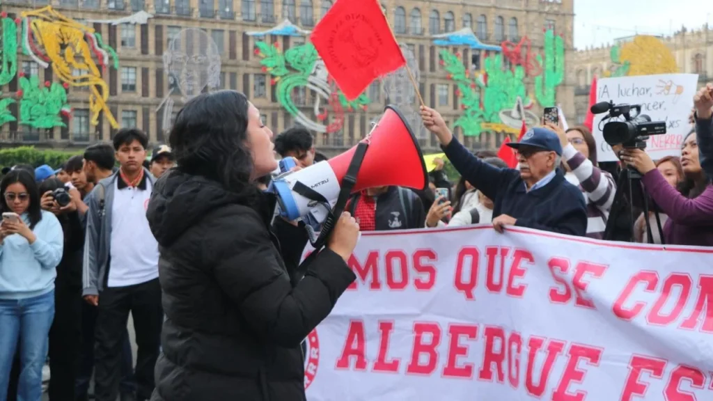 Protestan estudiantes de la FNERRR de Oaxaca en el Zócalo
