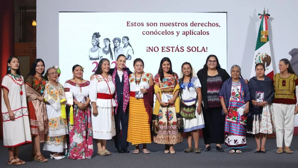Mujeres indígenas participaron en la Mañanera en una actividad para la reivindicación de la figura de 'La Malinche'.
