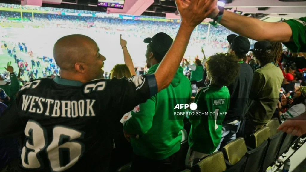 Reportes señalan que la artista británica, Adele, estaría en platicas para encabezar el Super Bowl 2026