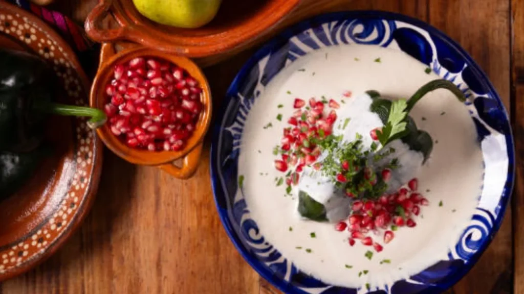 Este 15 de septiembre, la nogada: salsa blanca hecha de nuez de castilla , leche y queso fresco se roba la atención en la mesa mexicana.