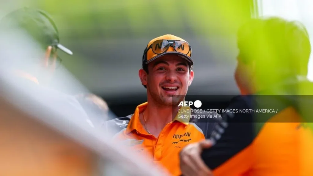 Pato O'Ward de México y el equipo Arrow McLaren IndyCar observan en el Paddock durante las vistas previas antes del Gran Premio de F1 de Estados Unidos en el Circuito de las Américas el 16 de octubre.
