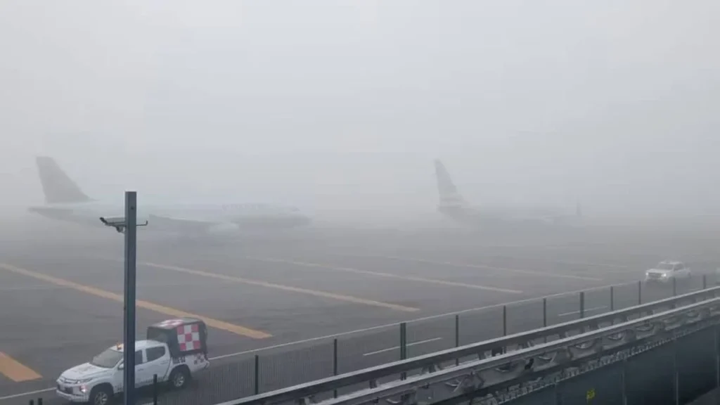 Un banco de niebla registrado esta mañana comenzó a afectar las operaciones y aterrizajes en las pistas del AICM.
