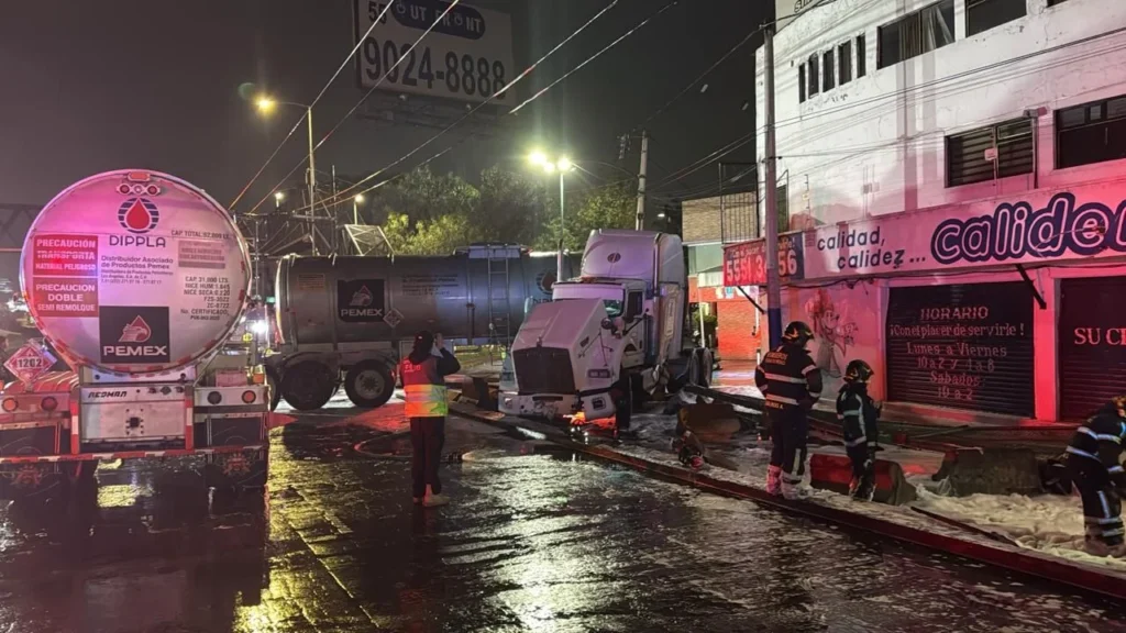 Durante la madrugada de este jueves, una pipa de Pemex se impactó contra un muro de contención a la altura de Circuito Interior.
